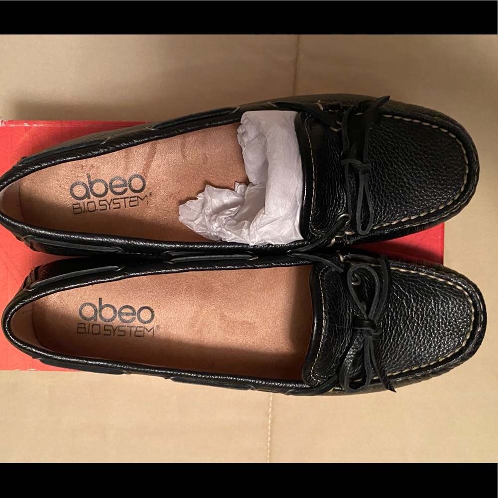 New with box. Built in orthotics women’s shoes